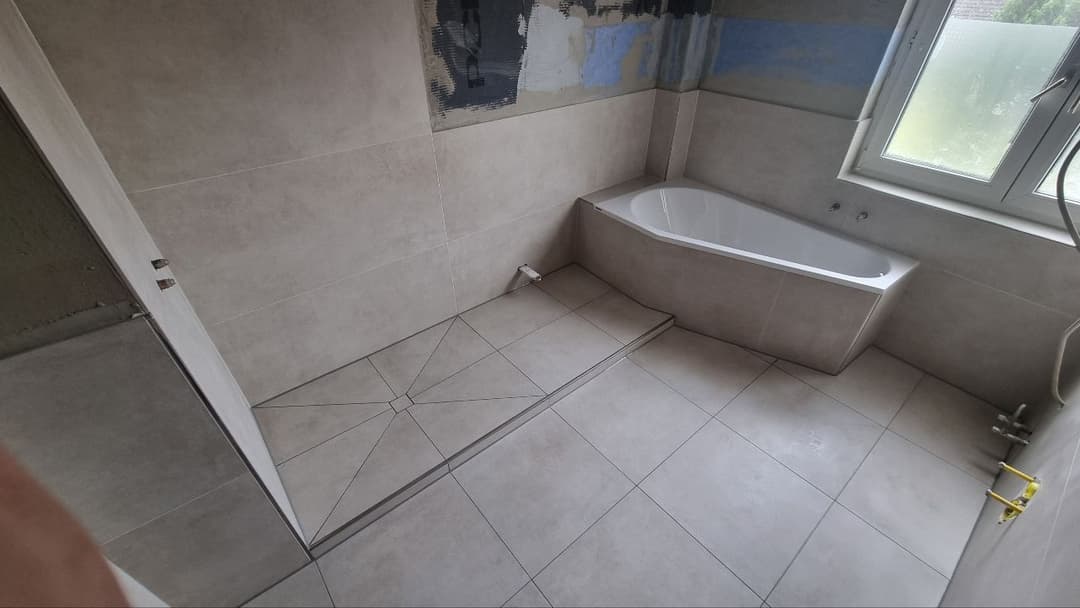 Modernes Badezimmer mit Fliesen – Fliesenleger Ingelheim Mainz Bingen