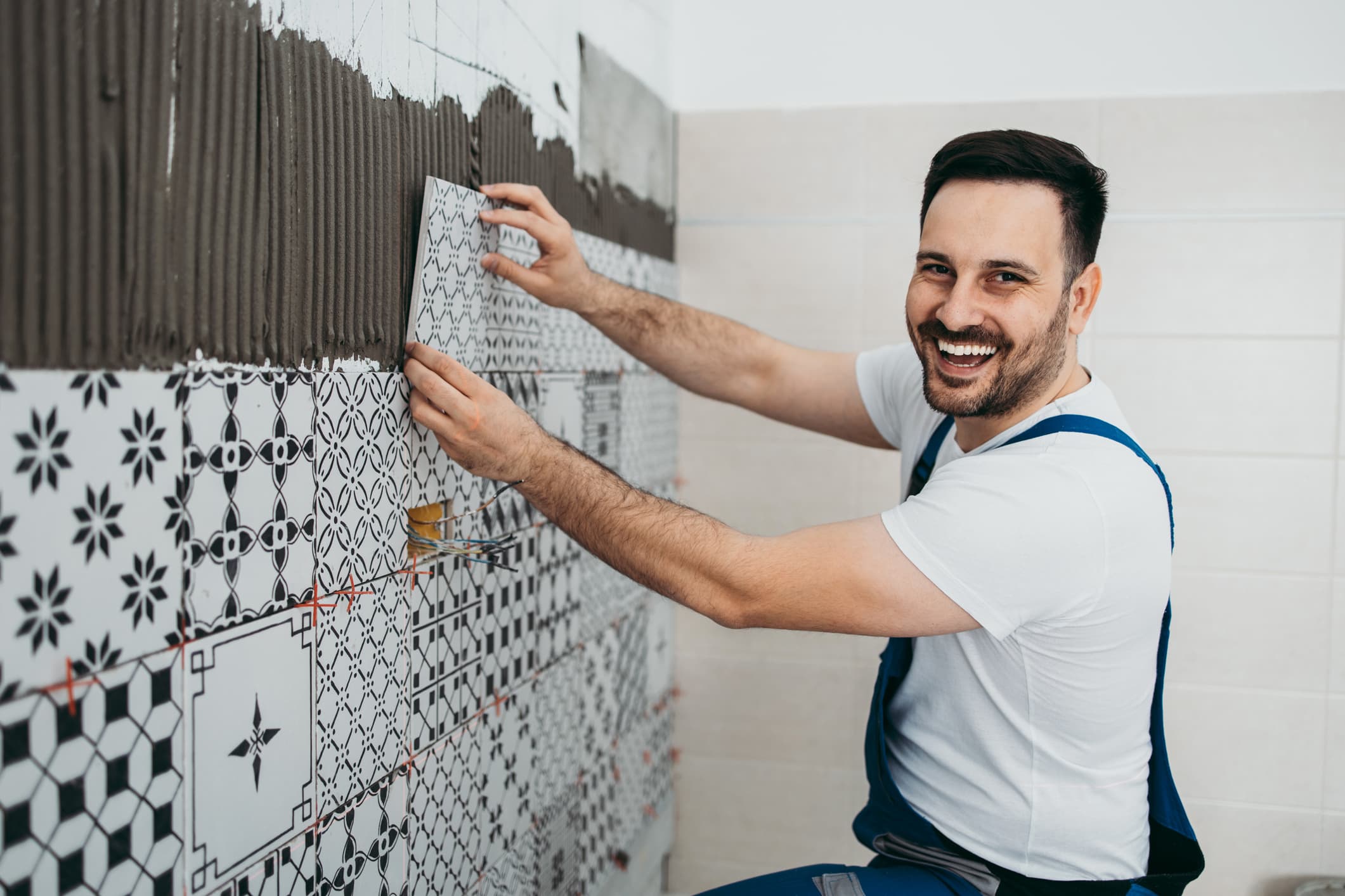 Glücklicher Fliesenleger aus Ingelheim – Handwerk hat goldenen Boden in Rheinhessen