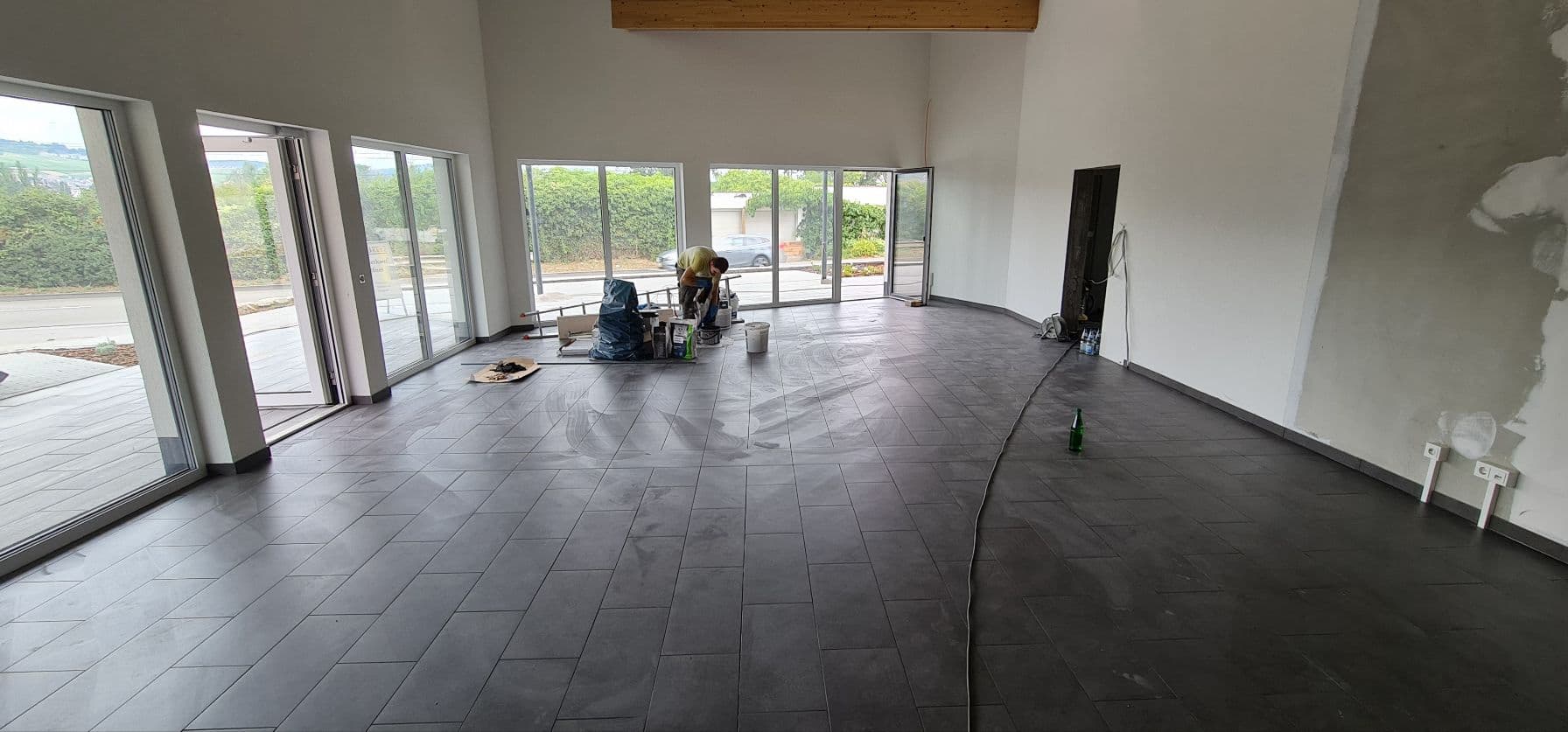 Großformatige Fliesen über Fußbodenheizung im Wohnraum – Fliesenleger Ingelheim Mainz