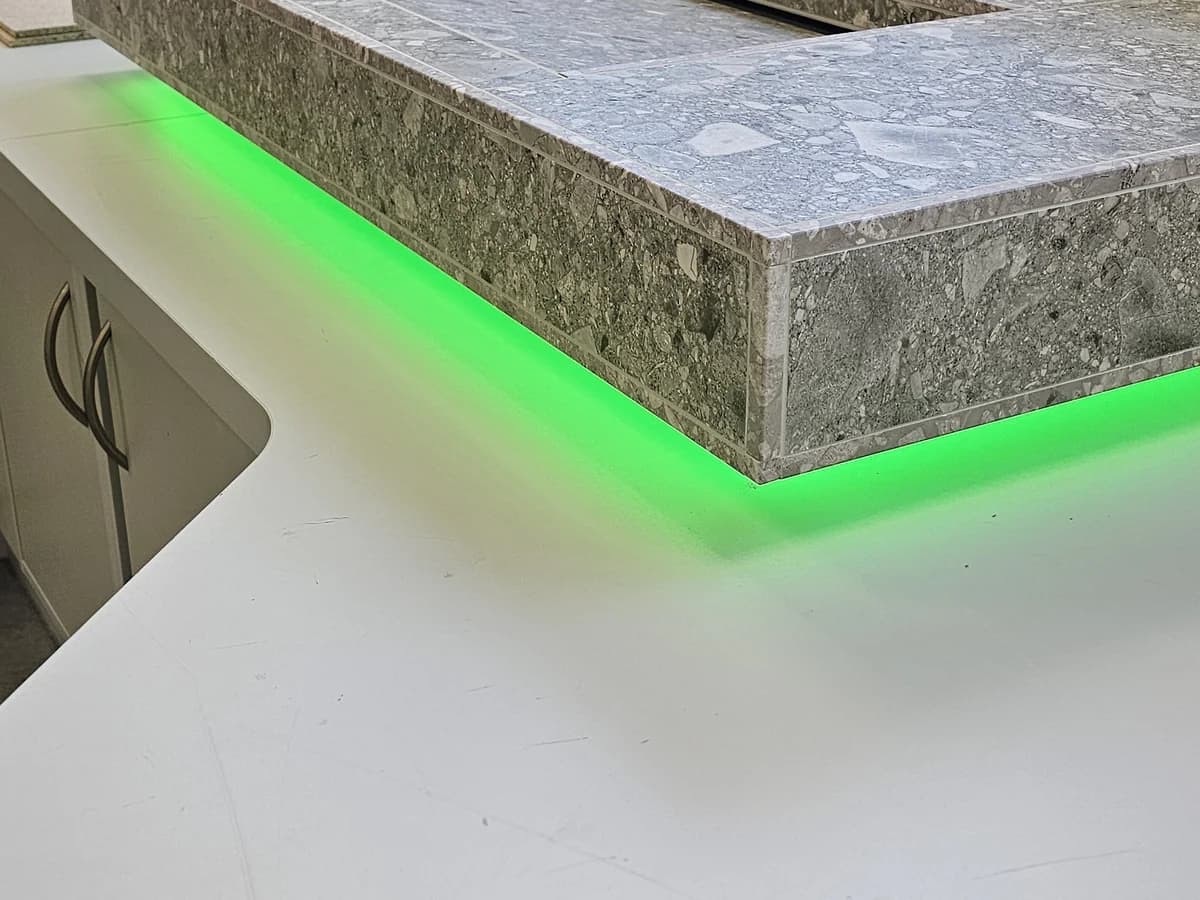Individueller Waschtisch mit Naturstein-Optik und grüner LIPROTEC-Unterbeleuchtung