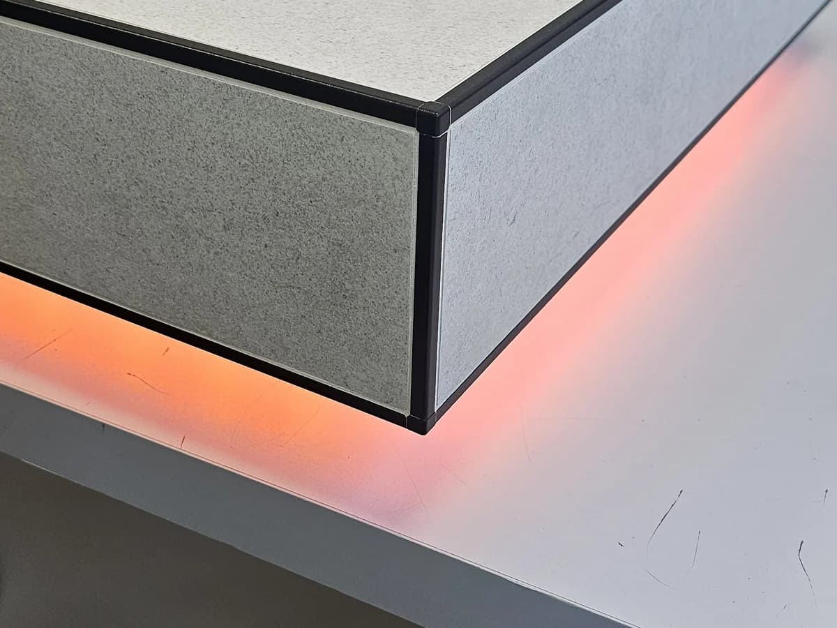 Detailansicht KERDI-BOARD-Waschtisch mit integriertem Profilabschluss und LED-Beleuchtung