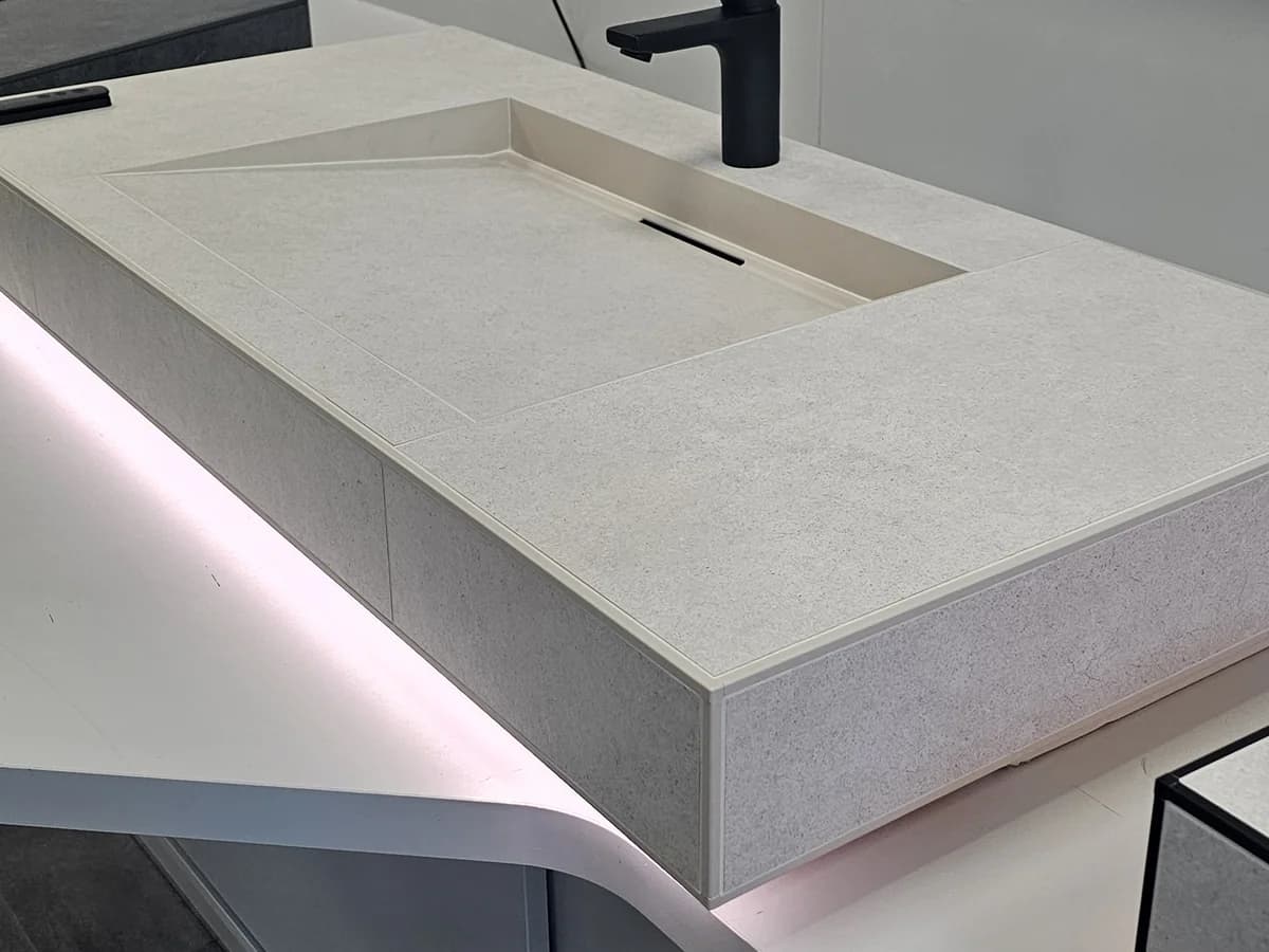 KERDI-BOARD-WS Waschtisch mit integriertem INCOVE-Ablaufprofil und rosa LED-Beleuchtung