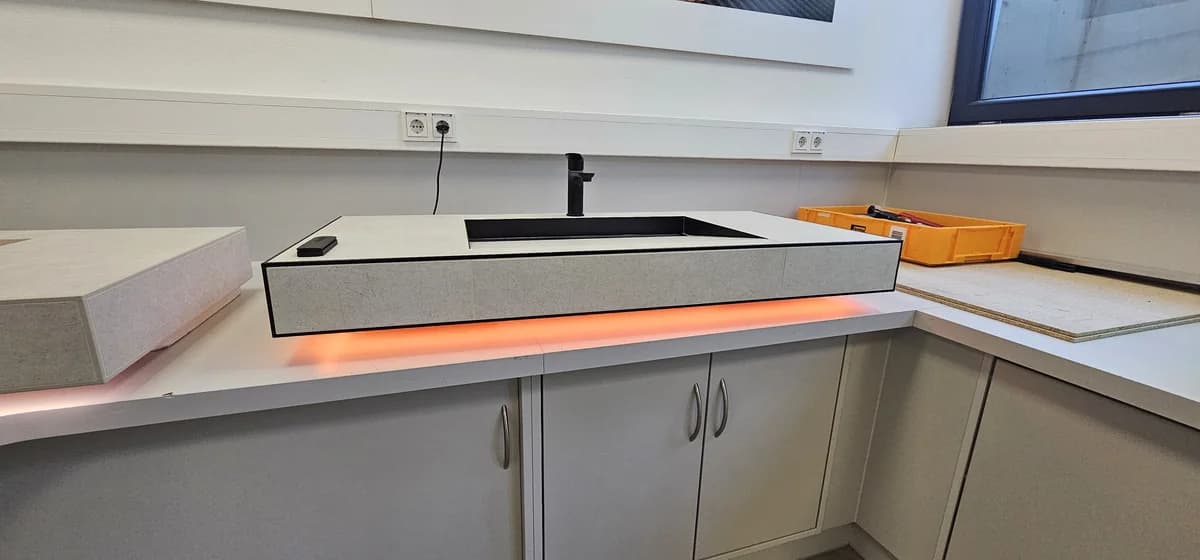 Individuell geflieseter Waschtisch mit KERDI-BOARD und LED-Beleuchtung – Die Fliesenleger Ingelheim